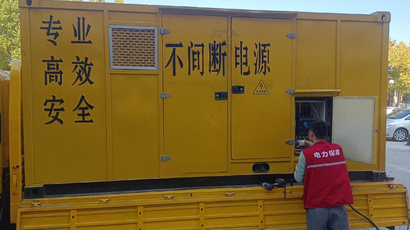韶关柴油发电机组和UPS电源配合使用时，如何避免切换过程中的电力中断？